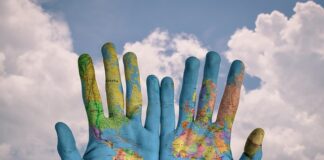 Czy aplikacja Mapa turystyczna jest darmowa?