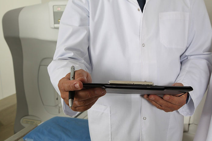 doctor-1228627_1280-(1) Odszkodowania za błędy w wyniku działania systemu służby zdrowia